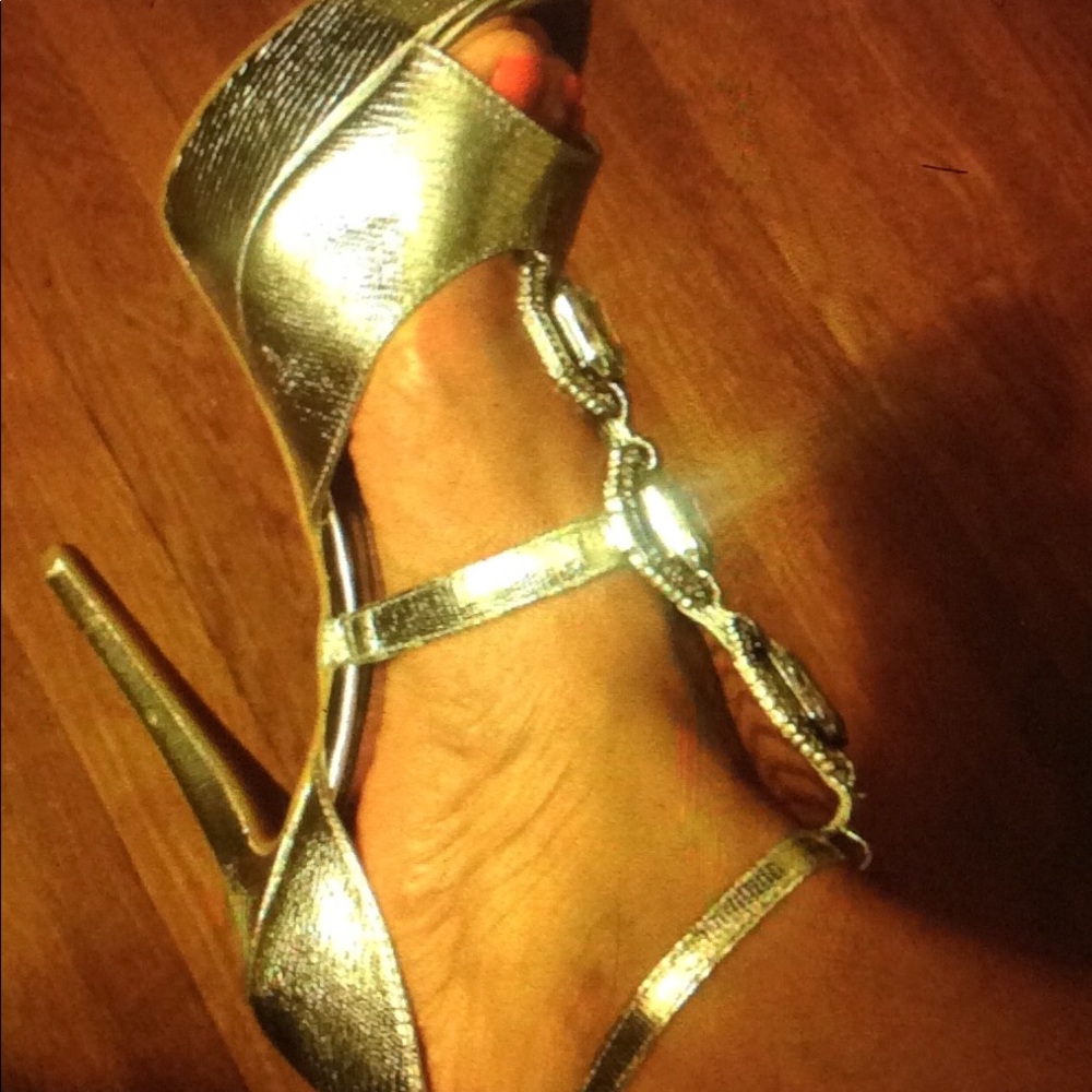 New Gianni Bini platinum collection silver heels
